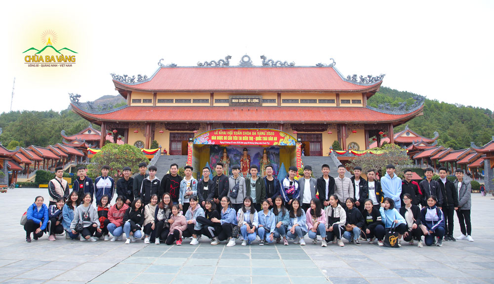 Thầy, cô giáo Trường THPT Chí Linh chụp ảnh lưu niệm tại chùa 