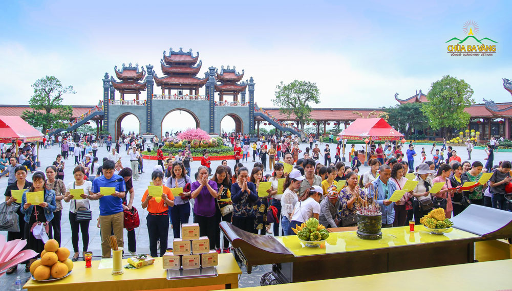 Đầu năm đi chùa lễ Phật là một nét đẹp truyền thống của người dân Việt Nam (Ảnh năm 2018)