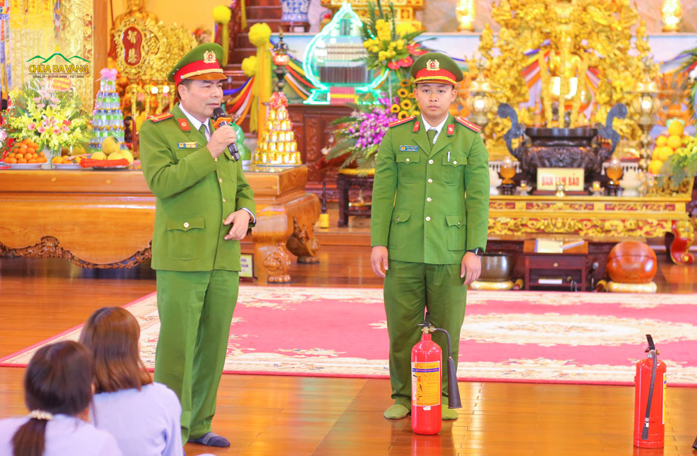 Trung tá Đỗ Văn Huy hướng dẫn Phật tử sử dụng bình chữa cháy xách tay 