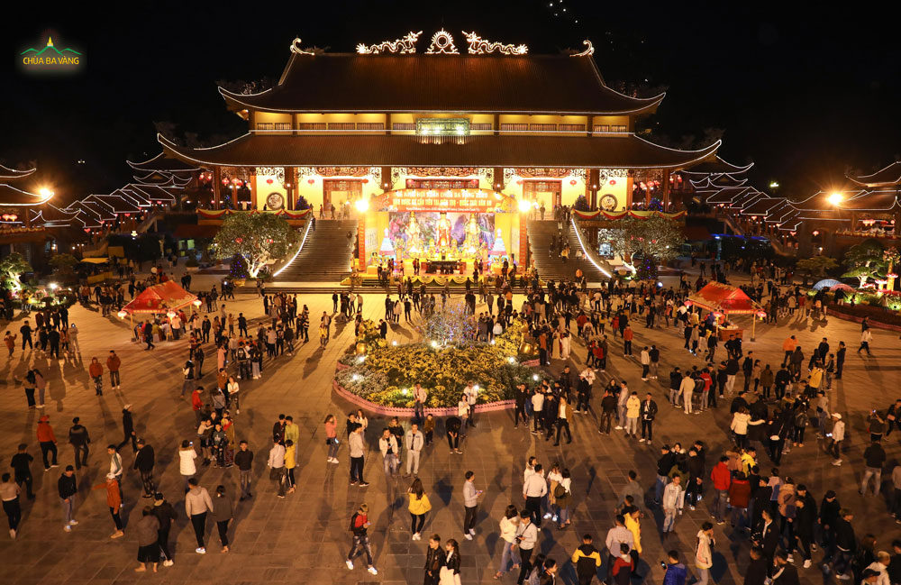 Vào buổi tối vẫn rất đông du khách về chùa tham quan lễ Phật
