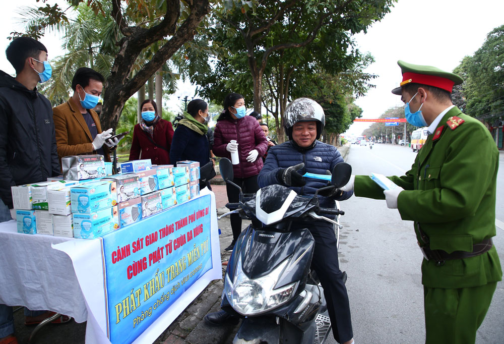 Cảnh sát giao thông chung tay cùng Phật tử chùa Ba Vàng phát khẩu trang miễn phí