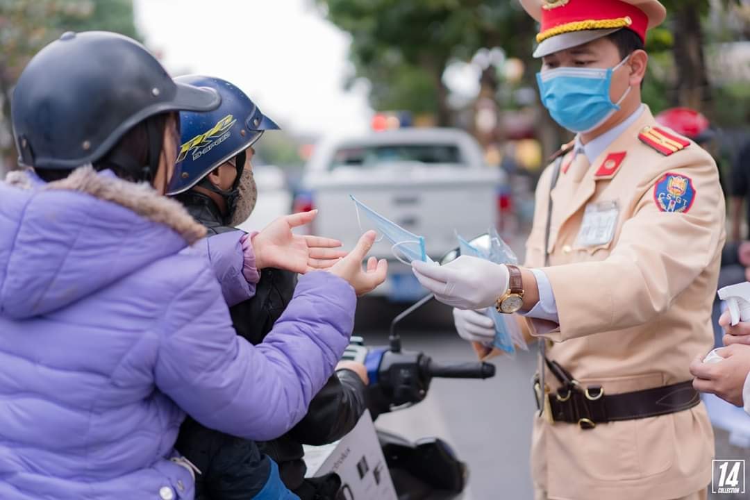 Đội cảnh sát giao thông công an thành phố Uông Bí phối hợp với Phật tử chùa Ba Vàng phát khẩu trang miễn phí cho người đi đường