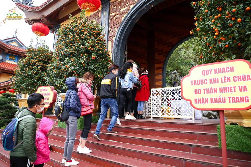 Ngay từ cổng Tam Quan nhà chùa đã bố trí sẵn các điểm đo thân nhiệt và phát khẩu trang miễn phí dành cho du khách