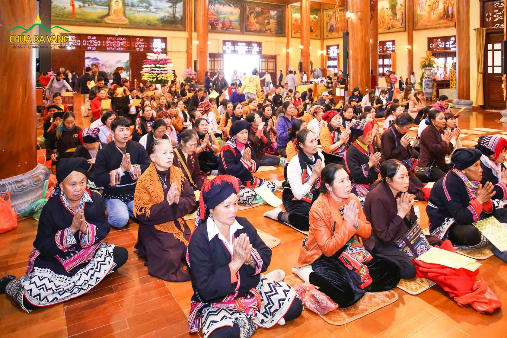 Phật tử đồng bào các dân tộc miền núi Tây Bắc tham gia lễ cầu an tại Chính điện tầng 2