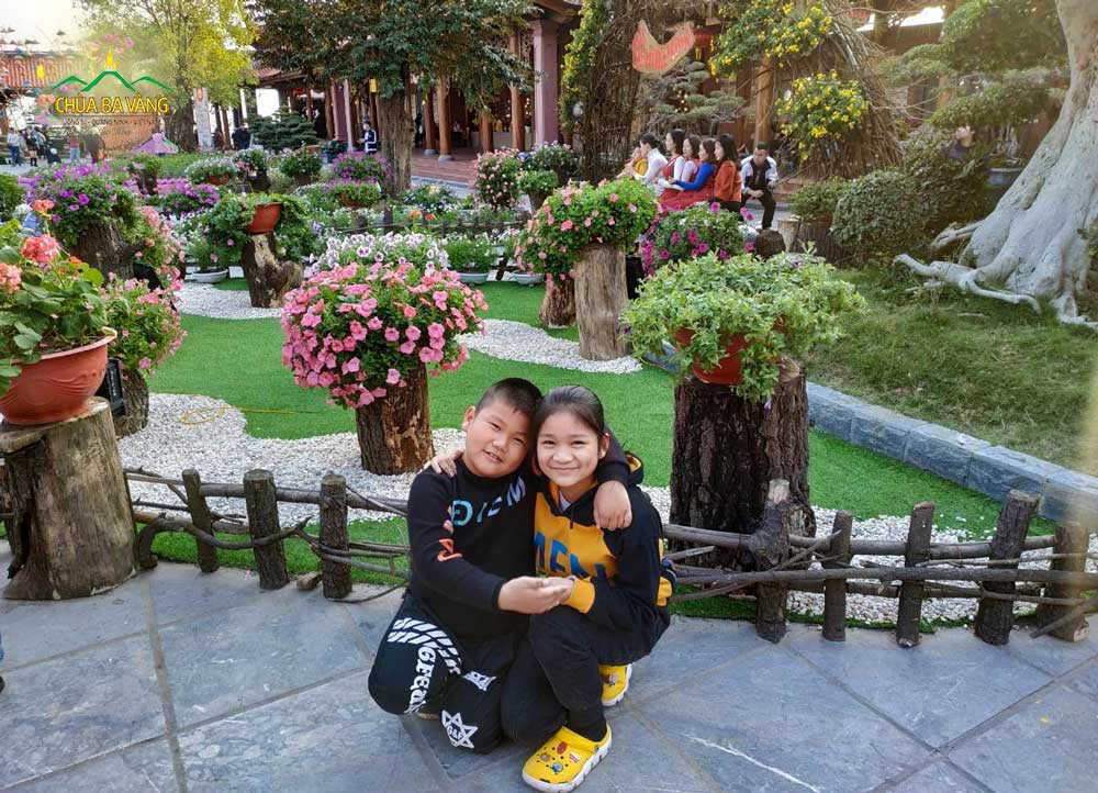 2 chị em chụp ảnh kỷ niệm Tết tại chùa Ba Vàng năm 2020