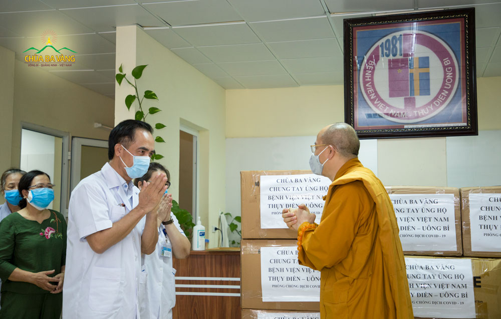Bác sĩ Trần Viết Tiệp - Giám đốc bệnh viện Việt Nam Thụy Điển thành phố Uông Bí gửi lời cảm ơn tới Sư Phụ Thích Trúc Thái Minh và toàn thể chư Tăng chùa Ba Vàng