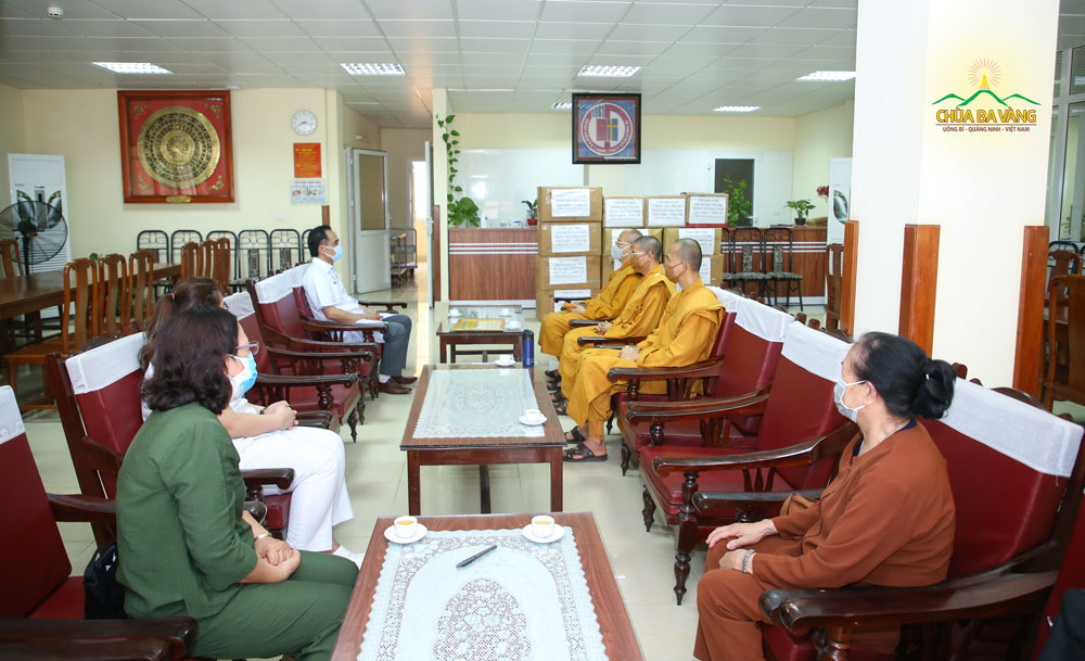 Bác sĩ Trần Viết Tiệp - Giám đốc bệnh viện Việt Nam Thụy Điển tiếp đón Sư Phụ Thích Trúc Thái Minh và chư Tăng chùa Ba Vàng tại phòng khách 