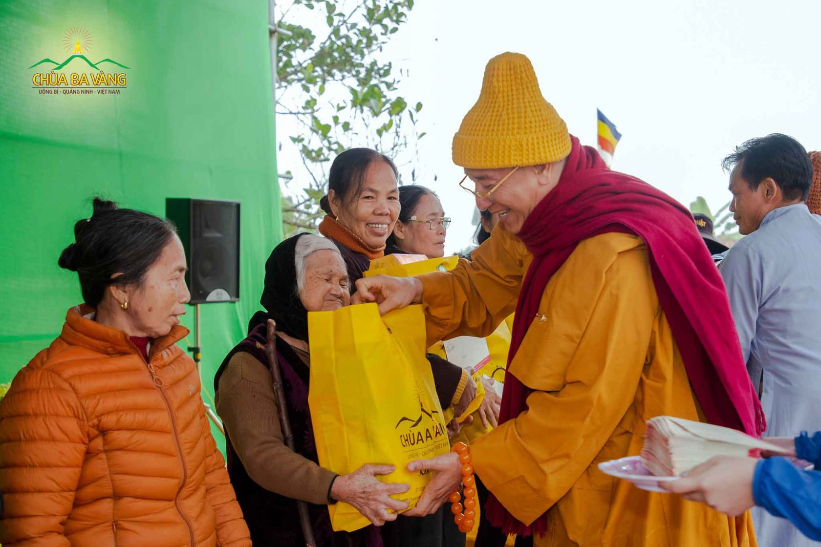 Niềm hạnh phúc của người dân khi được Sư Phụ Thích Trúc Thái Minh trao tặng quà