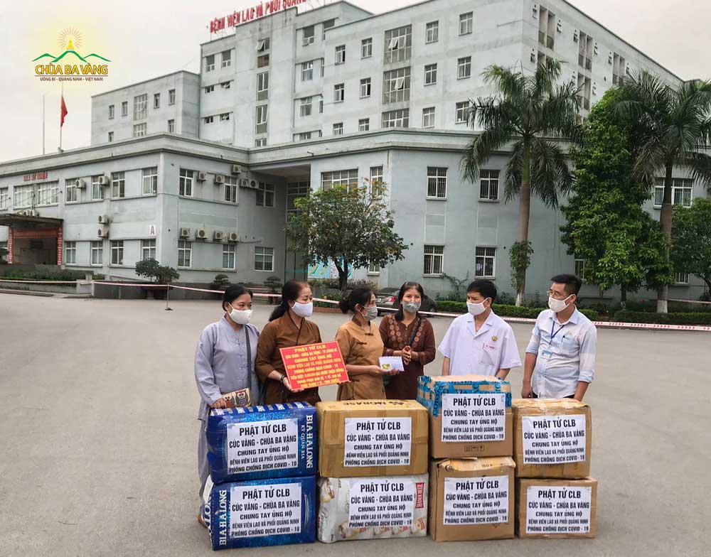 Các Phật tử CLB Cúc Vàng - Tập Tu Lục Hòa chuyển những món quà ý nghĩa để ủng hộ công tác phòng, chống dịch bệnh COVID- 19 tới Bệnh viện Lao & Phổi Quảng Ninh