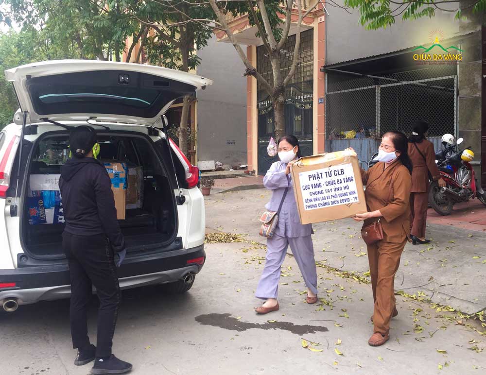 Các Phật tử CLB Cúc Vàng - Tập Tu Lục Hòa chuẩn bị những món quà ý nghĩa để ủng hộ công tác phòng, chống dịch bệnh COVID-19 tại Bệnh viện Lao & Phổi Quảng Ninh và Trung tâm Y tế Tp Hạ Long