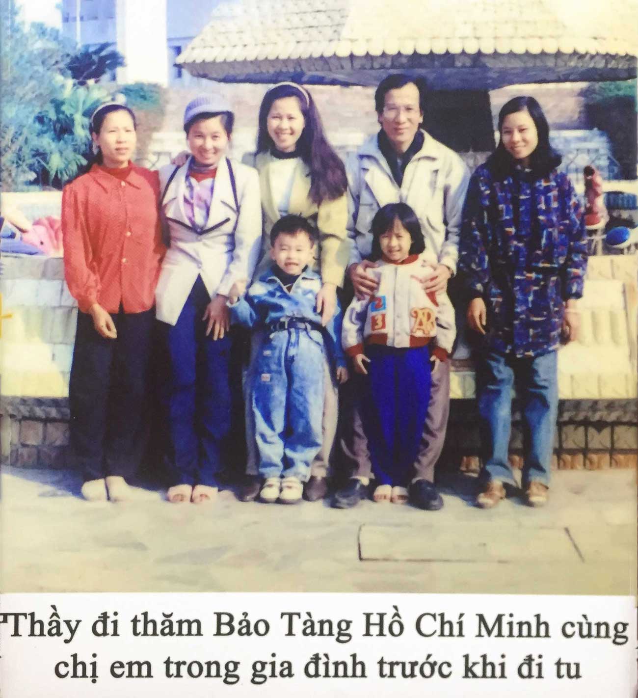 Chị em trong gia đình cùng Thầy Thích Trúc Thái Minh đi thăm Bảo Tàng Hồ Chí Minh trước khi Thầy đi tu