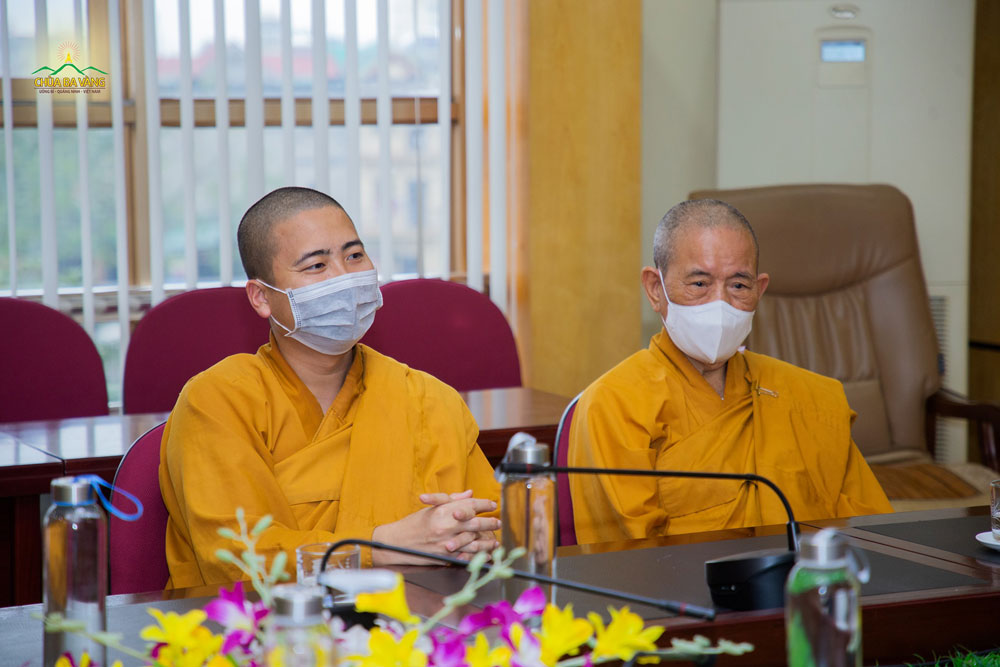 Chư Tăng chùa Ba Vàng chia sẻ với lãnh đạo Trung tâm tại buổi trao tặng khẩu trang 