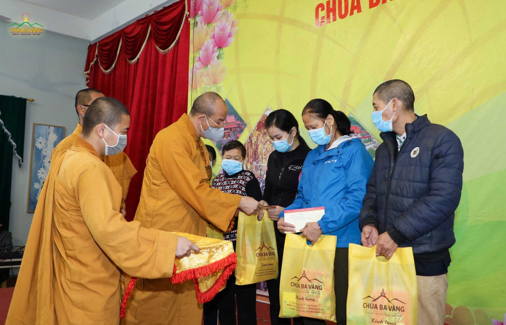 Chùa Ba Vàng tặng quà hỗ trợ cho 5 hộ gia đình có hoàn cảnh khó khăn của phường Quang Trung, thành phố Uông Bí
