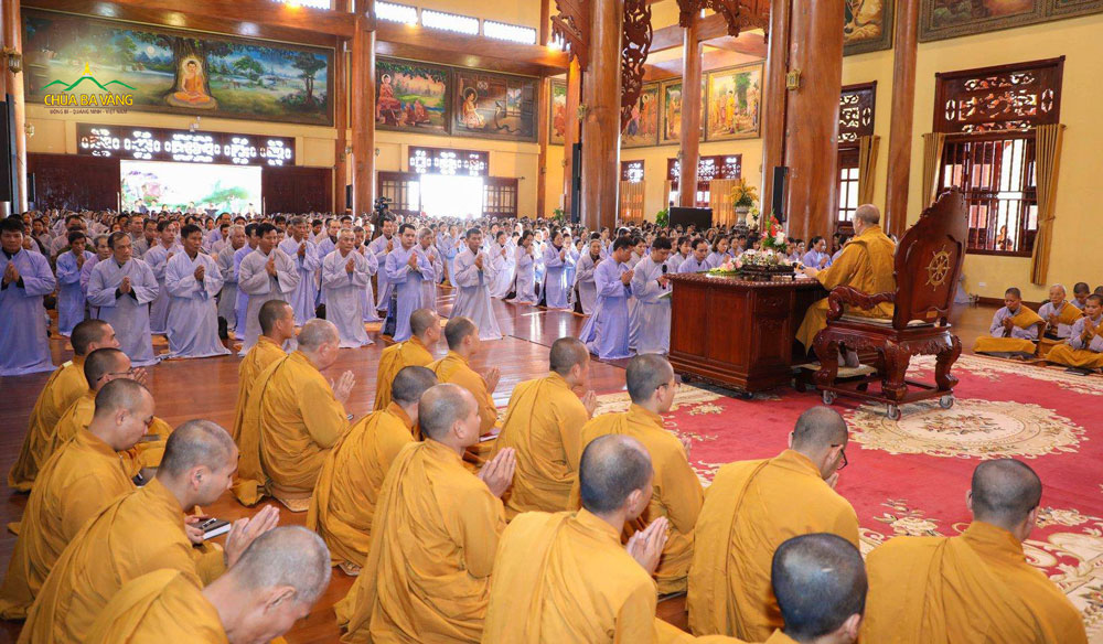 Phật tử dâng lời tạ Pháp trong các buổi tu học về chùa hàng tháng 