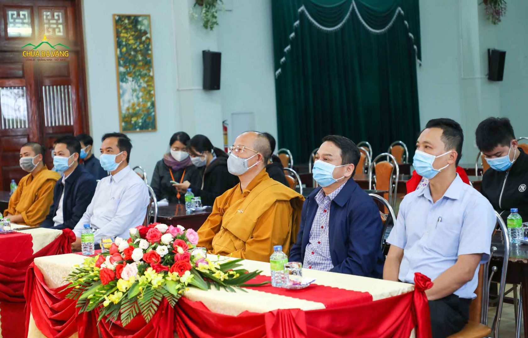 Đai diện phía lãnh đạo phường Quang Trung và chư Tăng chùa Ba Vàng đến tham dự chương trình