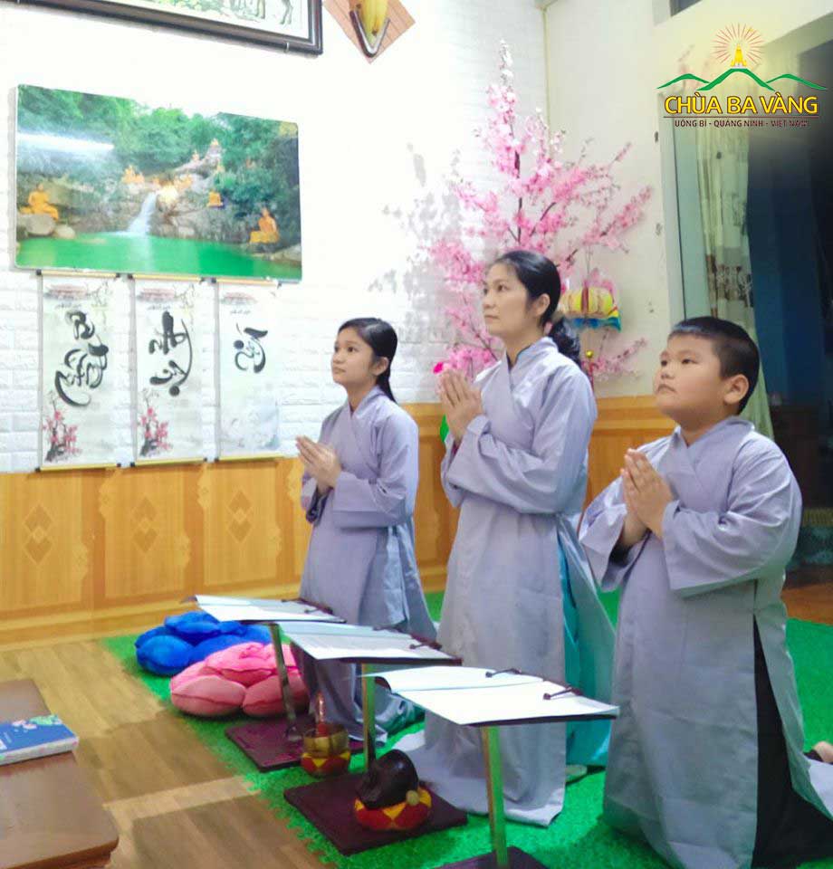 Gia đình Phật tử Trần Thanh Hòa tụng kinh tại nhà, hồi hướng mong cầu nạn dịch COVID-19 sớm được hóa giải