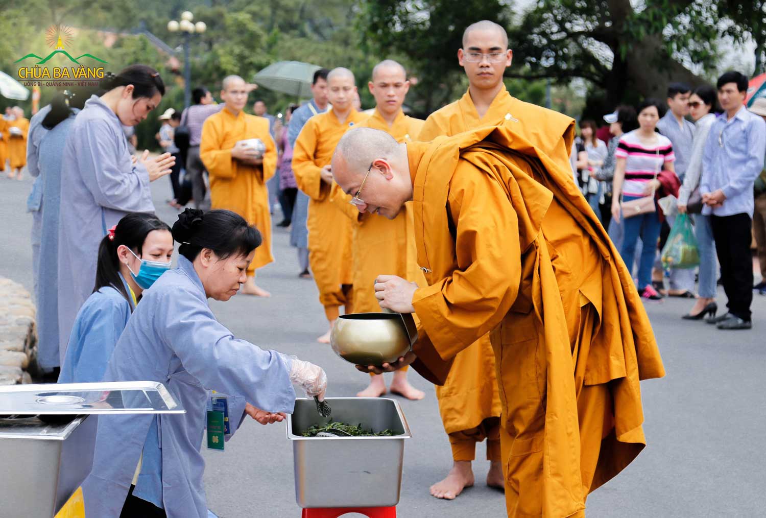 Người môn đồ Phật biết thực hiện nhiều bằng phương pháp cúng nhịn nhường Tam chỉ nhằm thu thập công đức, phước báu