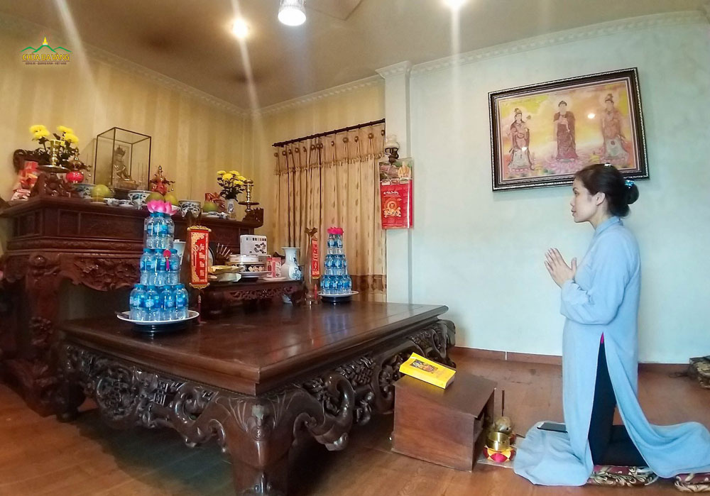 Phật tử bạch Phật thọ nhận Bát quan trai giới tại nhà