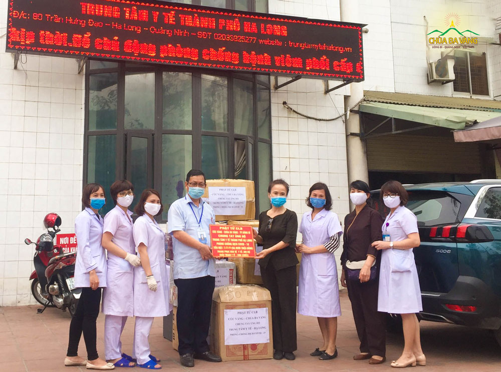 Các Phật tử trong CLB Cúc Vàng - Tập Tu Lục Hòa trao tặng 30.000.000 VNĐ; 300 bộ quần áo chống dịch và 1000 chiếc khẩu trang y tế để ủng hộ công tác phòng, chống dịch bệnh COVID-19 tại Trung tâm Y tế Tp. Hạ Long