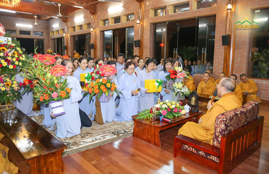 Phật tử dâng lên lời tri ân và những lẵng hoa tươi thắm chúc mừng sinh nhật Sư Phụ Thích Trúc Thái Minh 