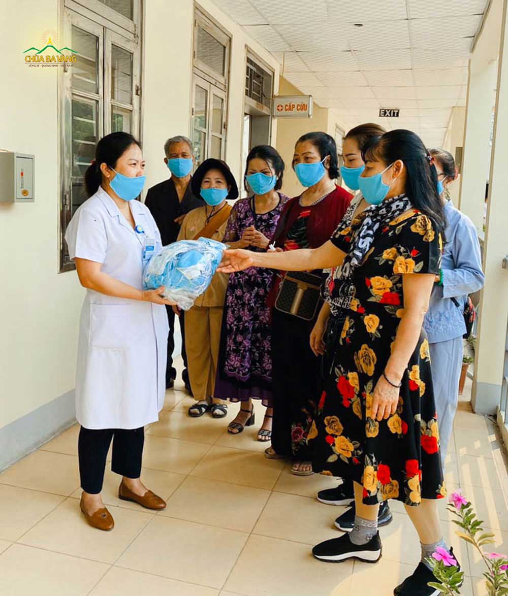Phật tử đạo tràng Trúc Thắng phát tặng khẩu trang tại Bệnh viện Đa khoa tỉnh Điện Biên
