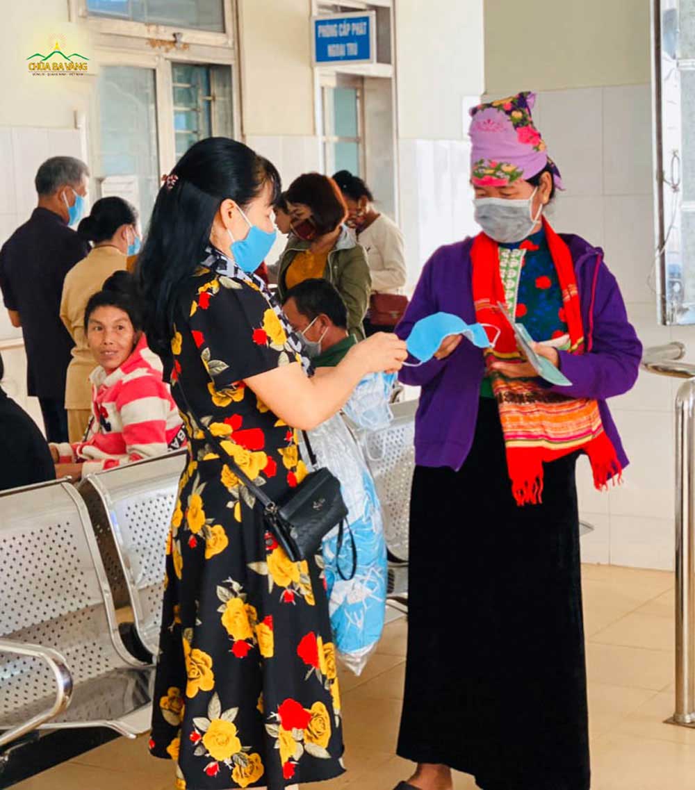 Phật tử phát tặng khẩu trang cho người dân tại Bệnh viện Đa khoa tỉnh Điện Biên