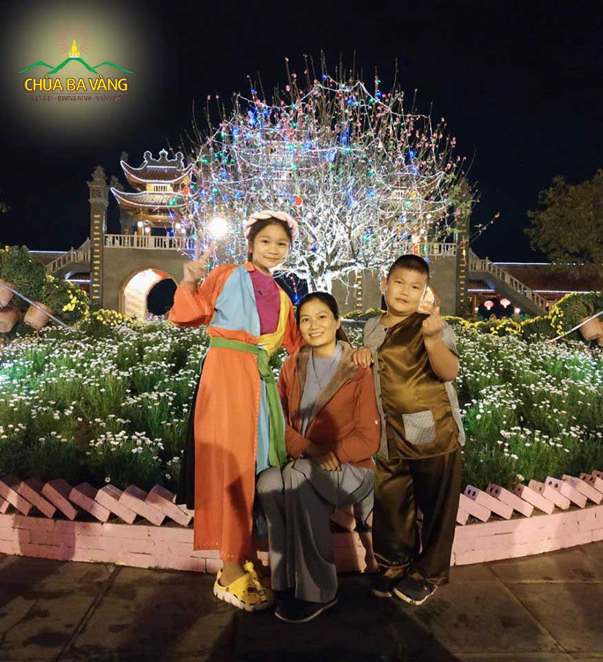 Phật tử Trần Thanh Hòa cùng 2 con chụp ảnh lưu niệm tại chùa Ba Vàng vào đêm giao thừa Tết Canh Tý 2020