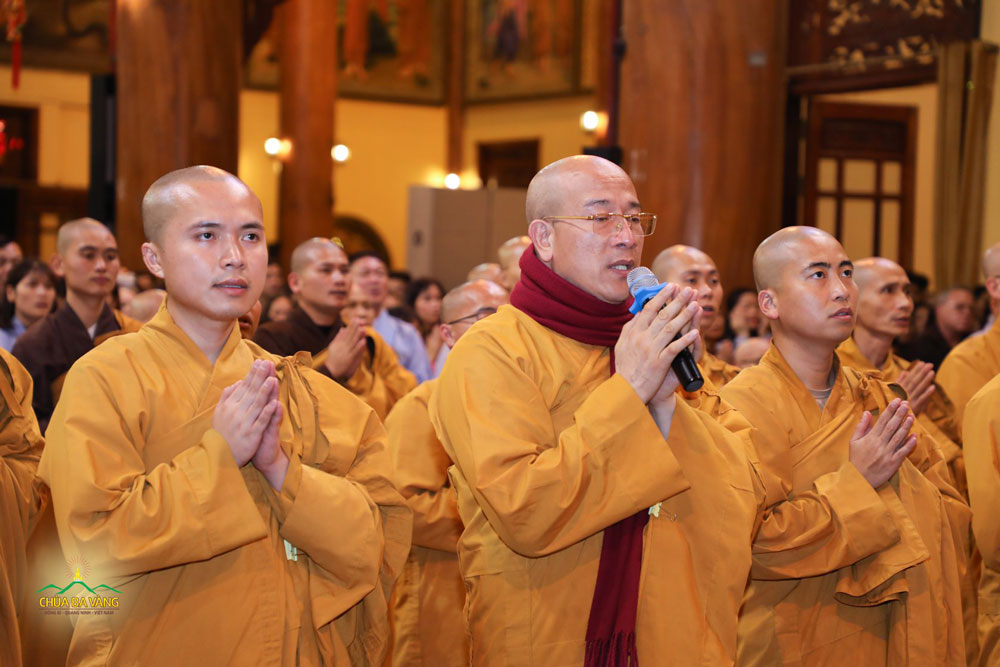 Sư Phụ Thích Trúc Thái Minh cùng chư Tăng Ni, Phật tử bạch Phật gia hộ và phát nguyện tu tập hồi hướng hóa giải nạn dịch bệnh covid-19 ngày 26/1/2020 (nhằm ngày 02/01/ Canh Tý)