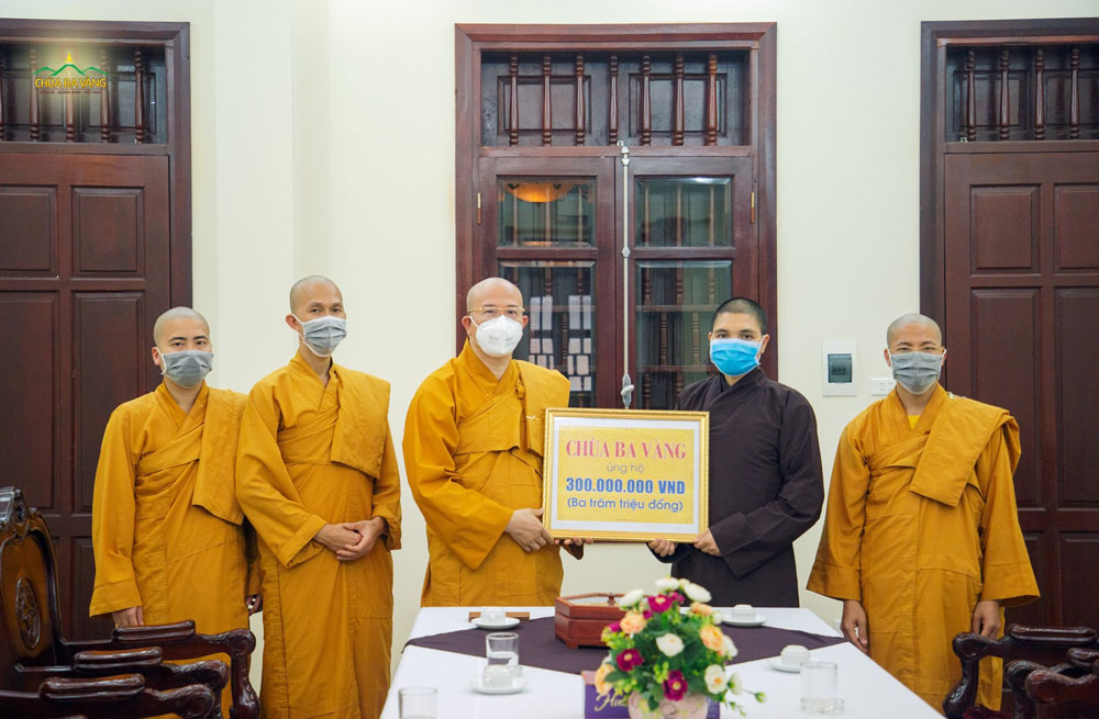 Sư Phụ Thích Trúc Thái Minh, đại diện chư Tăng chùa Ba Vàng đã phát tâm ủng hộ 300.000.000 VNĐ để cùng cả nước chung tay, góp sức vào công cuộc phòng chống, đẩy lùi dịch bệnh