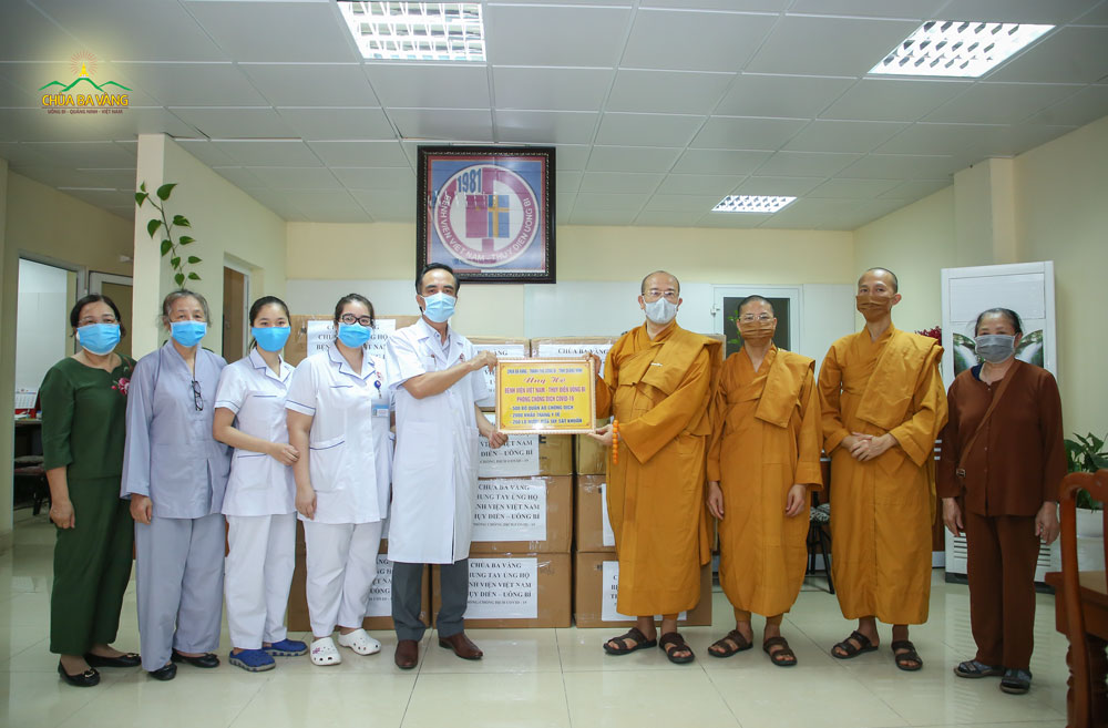 Sư Phụ Thích Trúc Thái Minh trao tặng bệnh viện Việt Nam Thụy Điển - thành phố Uông Bí 500 bộ quần áo chống dịch, 2000 khẩu trang y tế và 200 lọ nước rửa tay sát khuẩn phòng chống dịch COVID-19 