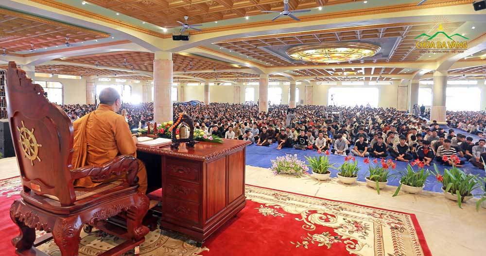 Thầy Thích Trúc Thái Minh truyền trao những lời Pháp nhũ cho hàng nghìn sinh viên thuộc các trường Đại học phía Bắc