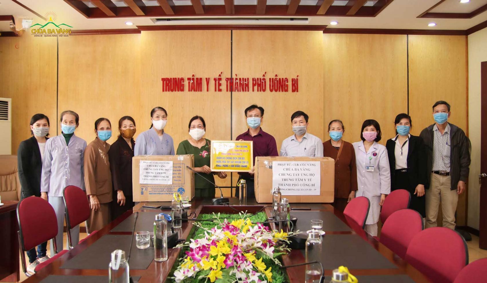 Ban lãnh đạo trung tâm cũng gửi lời cảm ơn sâu sắc tới Thầy Thích Trúc Thái Minh cùng các quý Thầy và CLB Cúc Vàng - Tập Tu Lục Hòa vì món quà ý nghĩa và sự quan tâm, chung tay, góp sức của những người con Phật cùng với các cán bộ y tế trong mùa dịch
