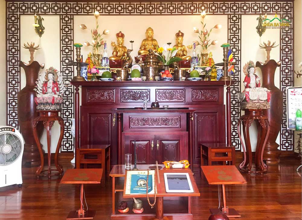 Ban thờ Phật được gia đình Phật tử bao sái rất trang nghiêm, chuẩn bị bước vào thời khóa tu tập Bát quan trai giới