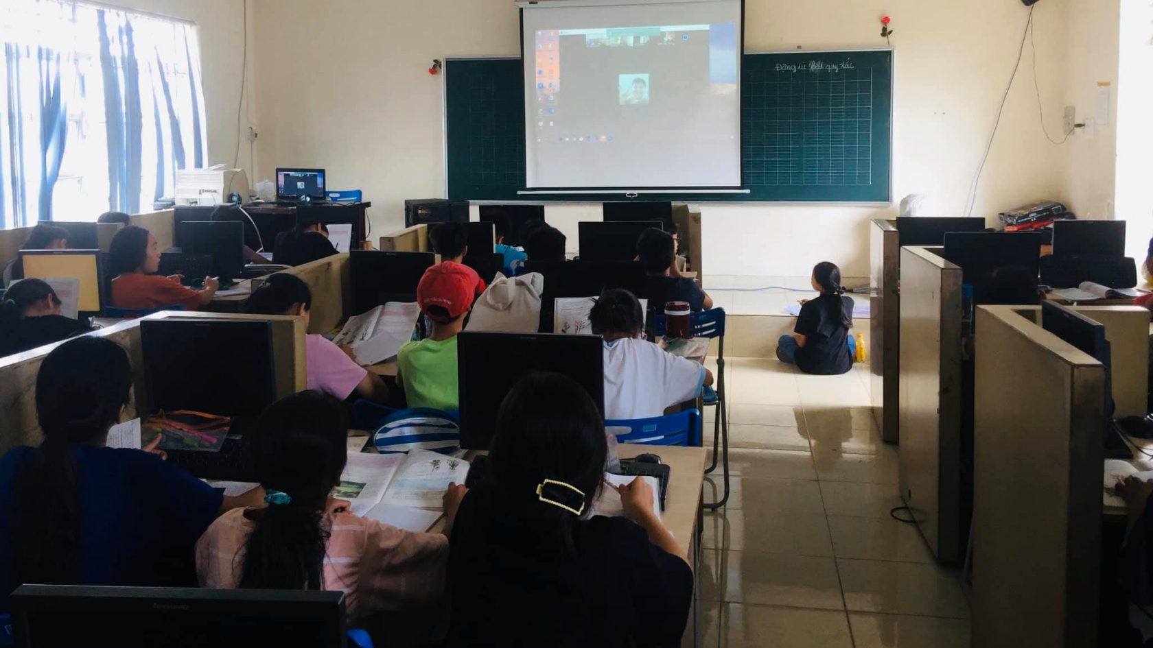 Các bé tại Trung tâm Nhân đạo Quê Hương học tập online trong mùa dịch bằng những thiết bị mua được từ sự giúp đỡ, sẻ chia của Sư Phụ Thích Trúc Thái Minh