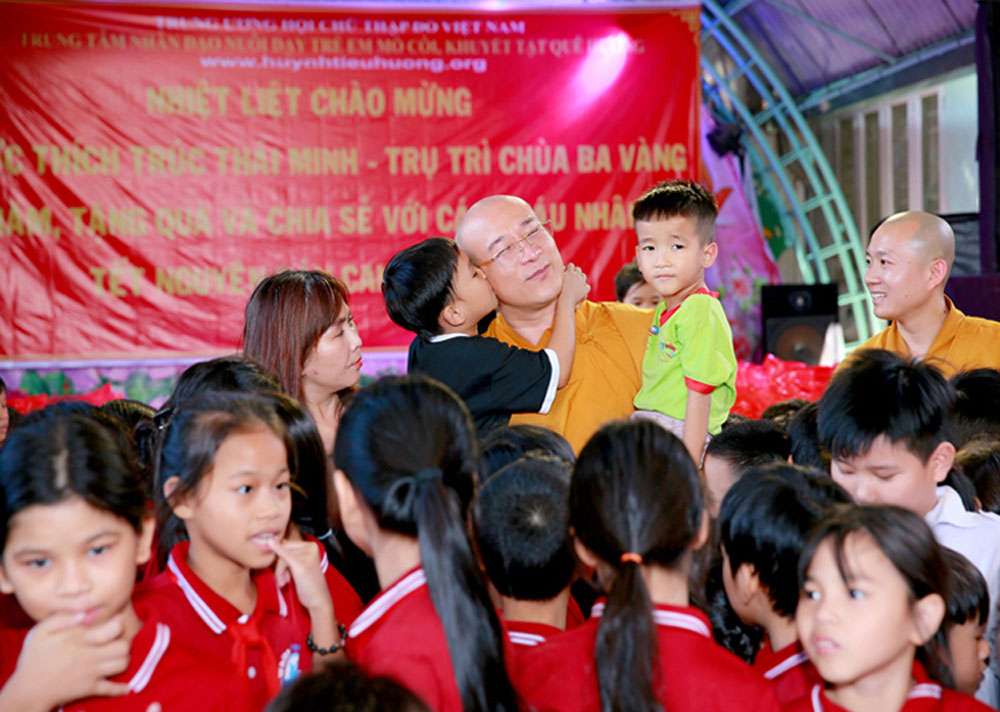 Tình cảm của các em nhỏ trong Trung tâm Nhân đạo Quê Hương dành cho Sư Phụ Thích Trúc Thái Minh trong chuyến đi từ thiện của Sư Phụ vào Trung tâm Quê Hương dịp cuối năm Kỷ Hợi 2019