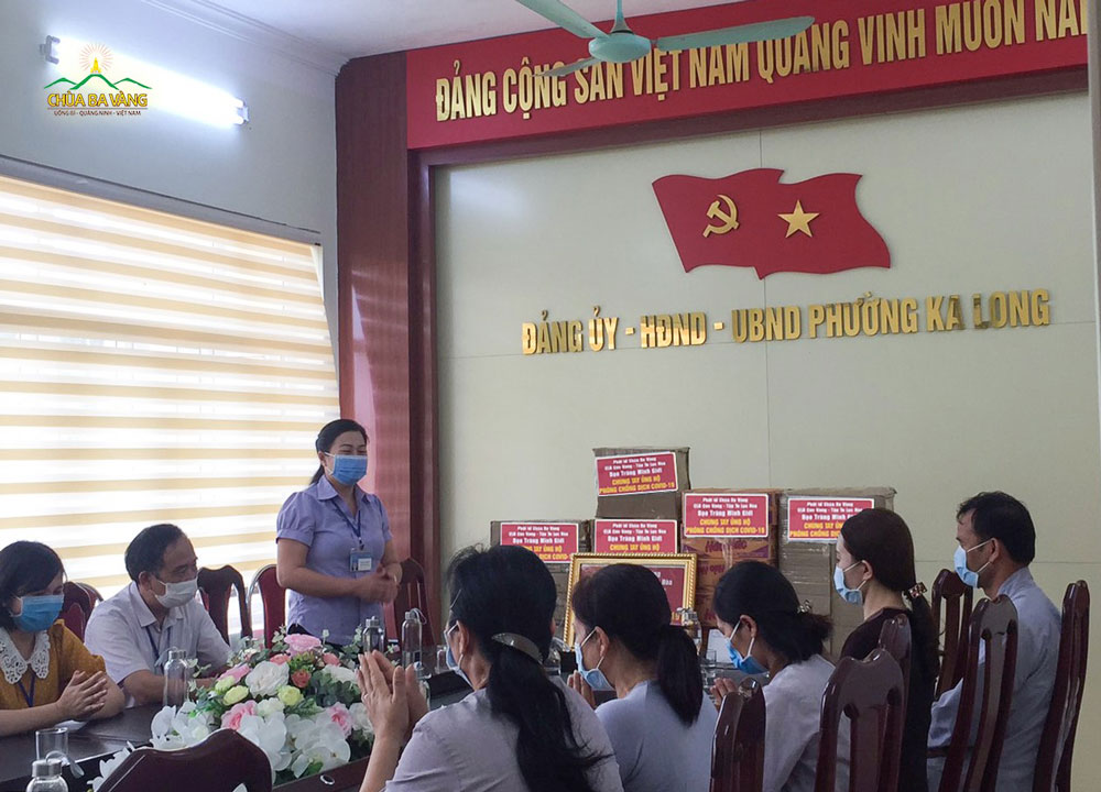Chủ tịch Ủy ban MTTQ phường Ka Long - bà Tô Thị Hải Thanh vui mừng đón nhận những phần quà thiết thực từ đạo tràng Minh Giới