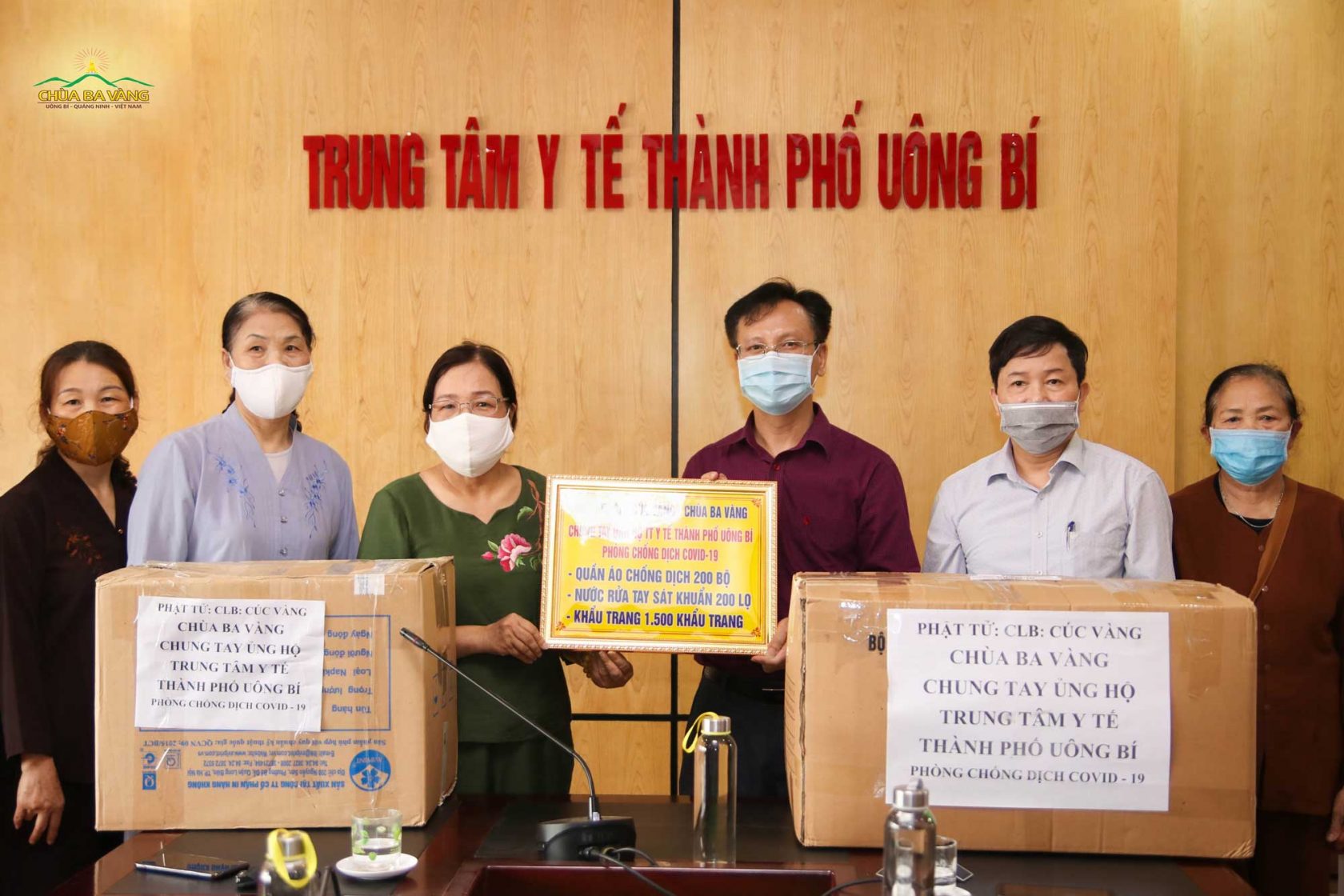 CLB Cúc Vàng - Tập Tu Lục Hòa đã ủng hộ Trung tâm Y tế TP Uông Bí - Quảng Ninh 200 bộ quần áo chống dịch; 200 lọ nước rửa tay sát khuẩn và 1.500 chiếc khẩu trang y tế