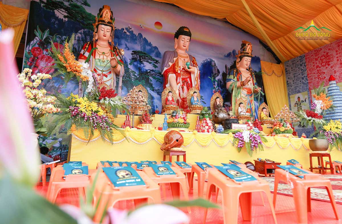 Đàn lễ tụng kinh Dược Sư tại chùa Ba Vàng (năm 2018)