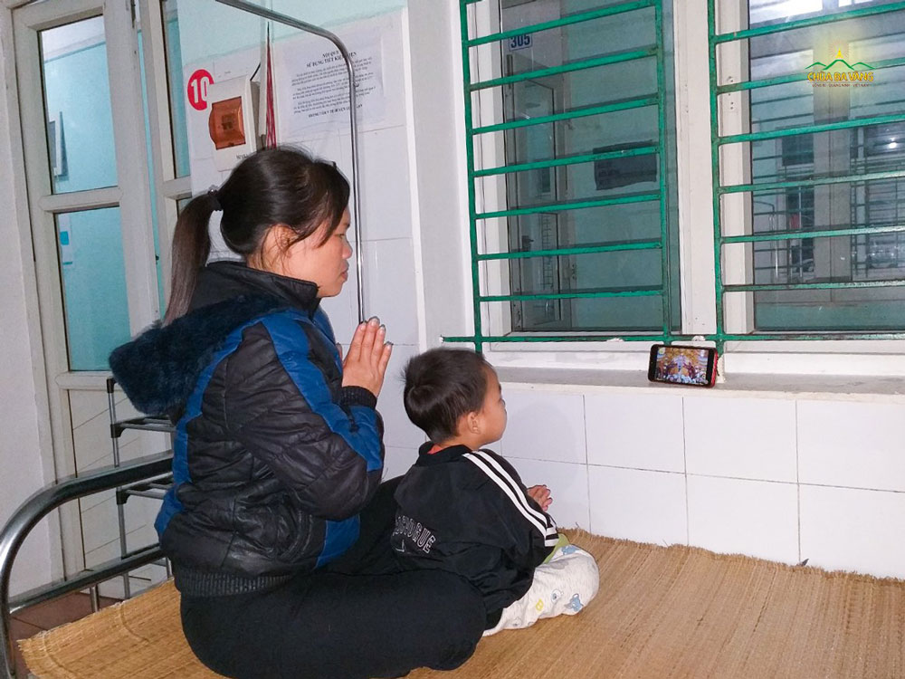 Đang ở trong bệnh viện, hai mẹ con Phật tử cũng hướng về Sư Phụ, nghe giảng Pháp