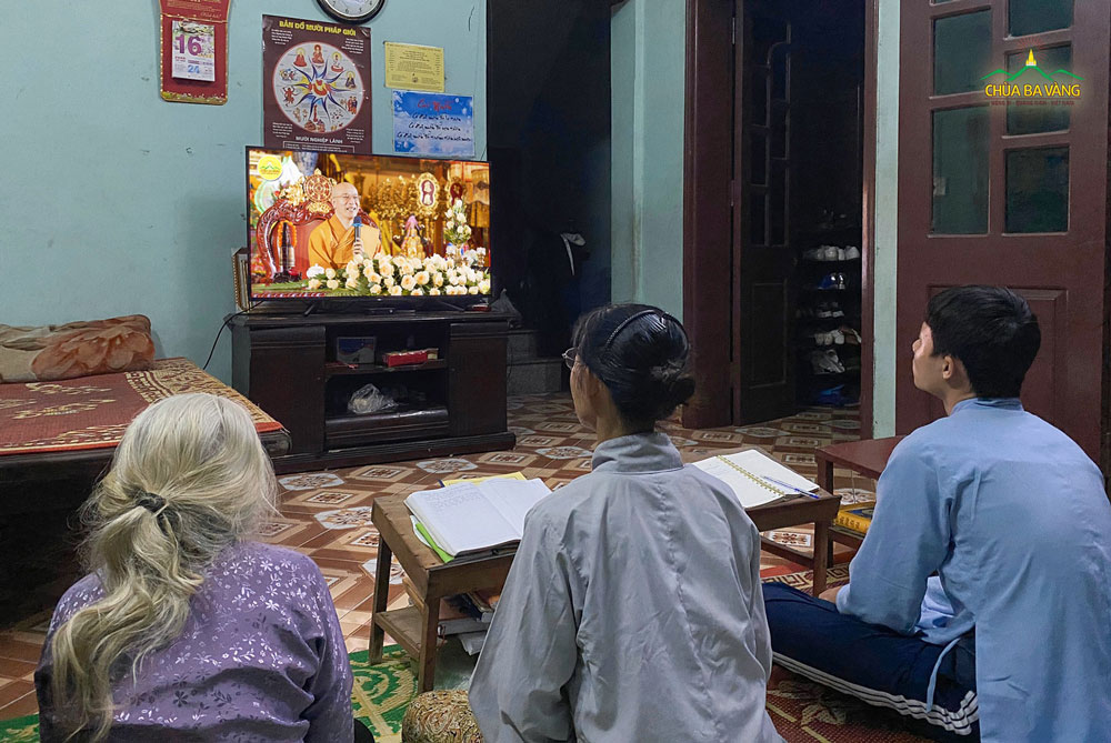 Gia đình Phật tử chăm chú lắng nghe những lời Pháp nhũ từ Sư Phụ Thích Trúc Thái Minh