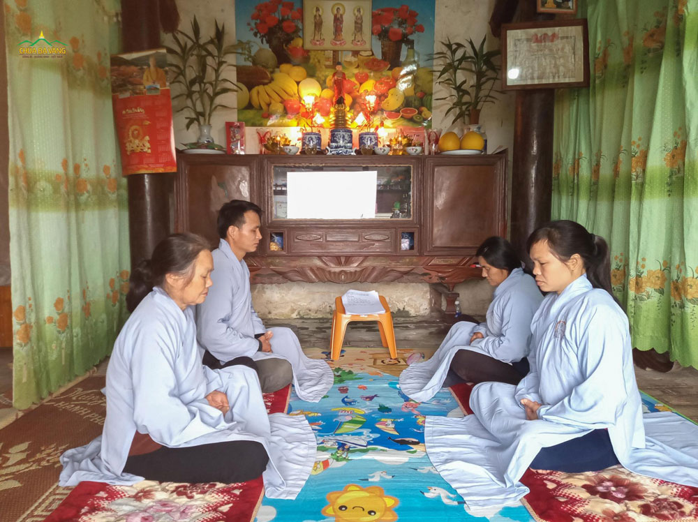 Gia đình Phật tử thuộc đạo tràng Minh Huân - Bắc Giang trang nghiêm tọa thiền trong ngày tu Bát quan trai tại nhà