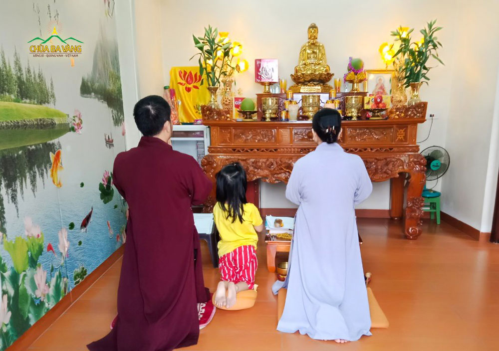 Gia đình Phật tử thuộc đạo tràng Chính Lý - Cẩm Phả cùng nhau tu tập Bát quan trai giới tại nhà