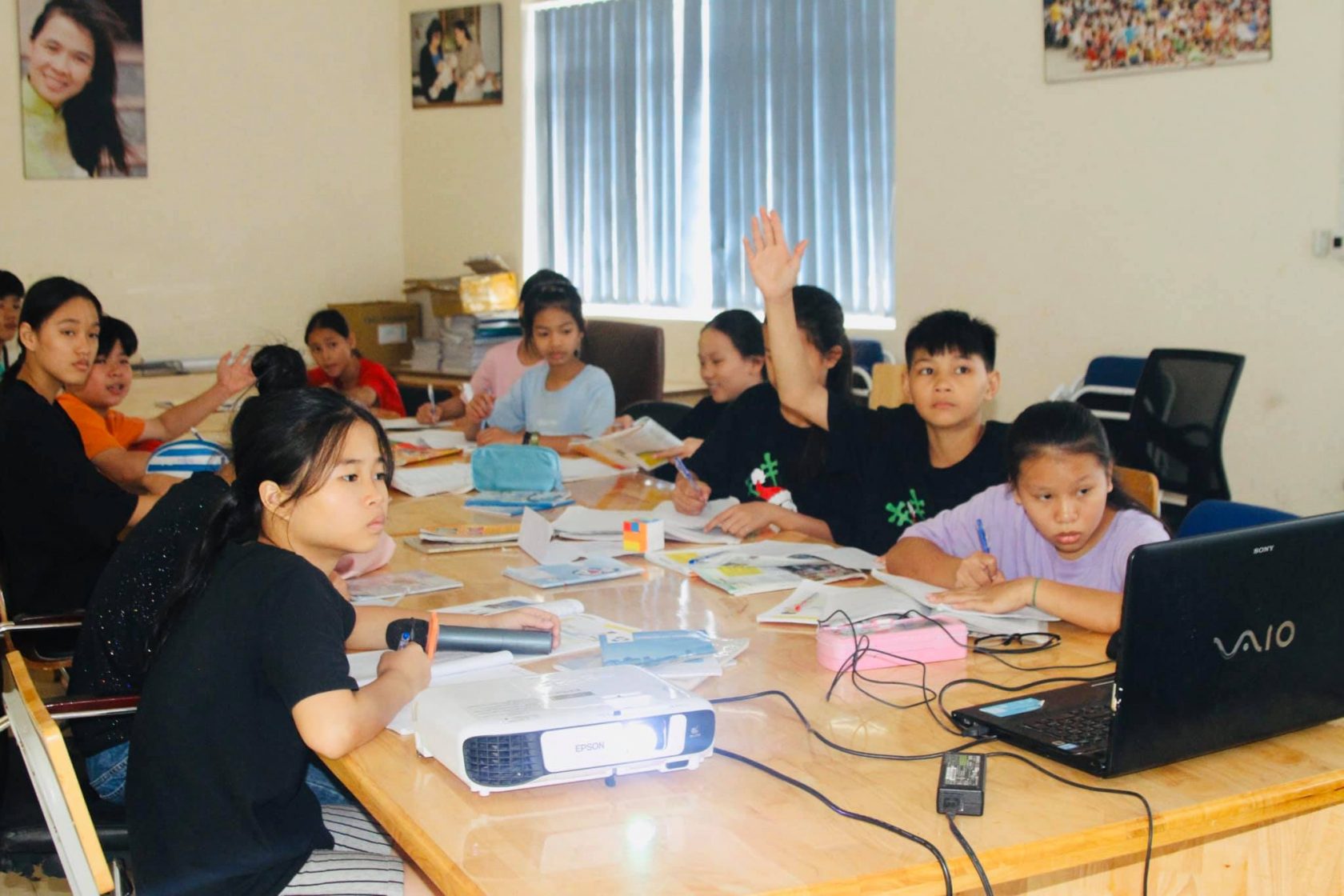 Trong mùa dịch bệnh COVID-19 các bé trong Trung tâm Nhân đạo Quê Hương không thể đến trường, tuy nhiên các bé đã được học tập online ngay tại mái nhà chung của mình bằng những thiết bị mua được từ sự giúp đỡ, sẻ chia của Sư Phụ Thích Trúc Thái Minh