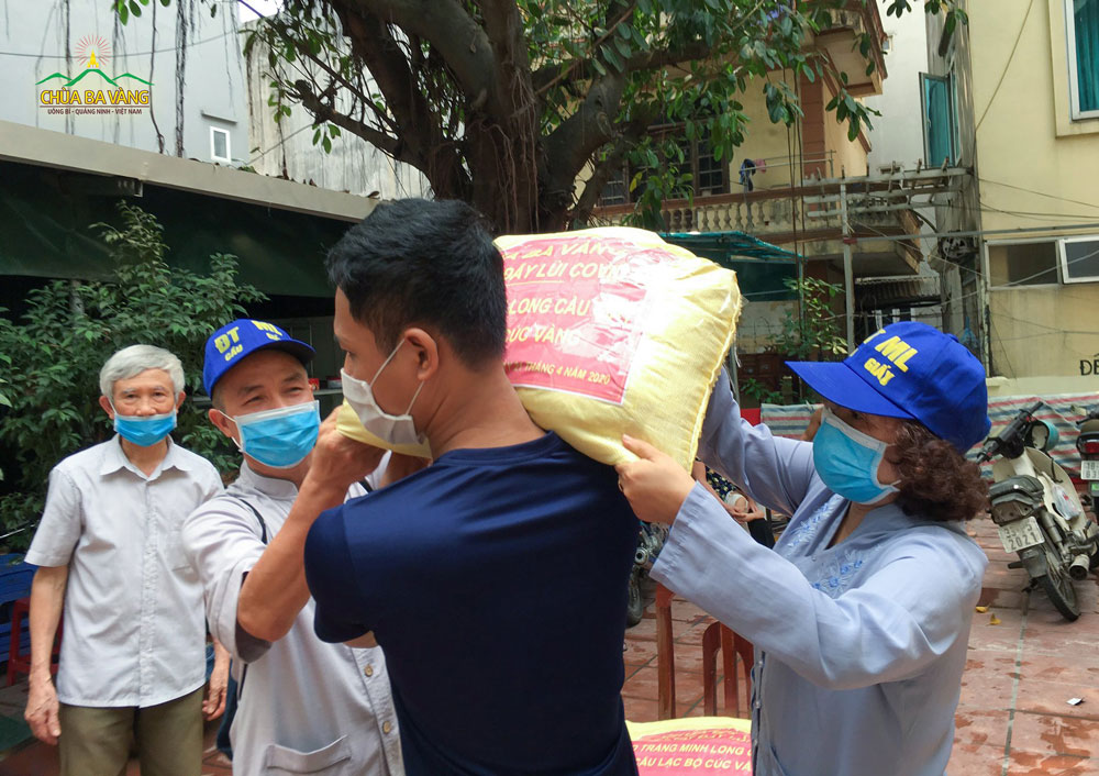 Phật tử đạo tràng Minh Long - Cầu Giấy (Hà Nội) trao tặng gạo tới những hộ gia đình có hoàn cảnh khó khăn 