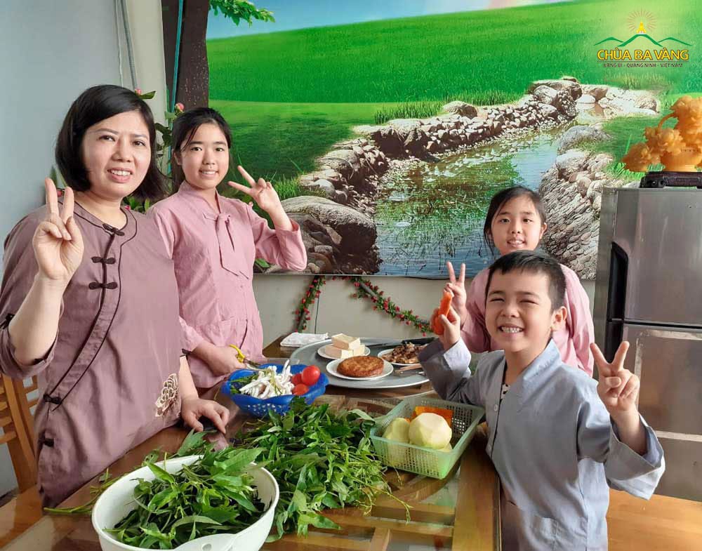 Khánh Vi cùng các em phụ mẹ nấu cơm