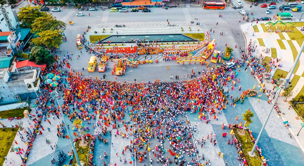 Lễ diễu hành xe quanh thành phố Uông Bí được chùa Ba Vàng tổ chức trong ngày lễ Phật đản năm 2019