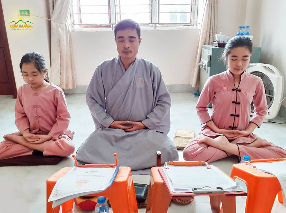 Phật tử Bùi Quốc Việt cùng gia đình tu tập tại nhà để hồi hướng mong cầu hóa giải nạn dịch COvid -19-và nạn khô hạn hạn hán