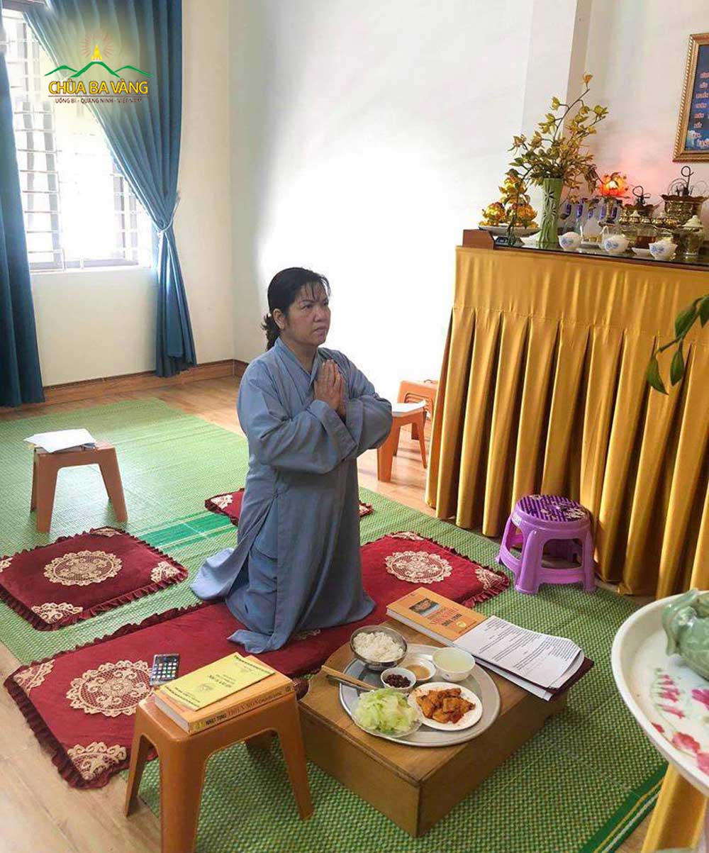 Phật tử Đặng Thị Hồng Phương tu tập Bát quan trai giới tại nhà, hồi hướng hóa giải nạn dịch COVID-19 và nạn khô hạn hạn hán