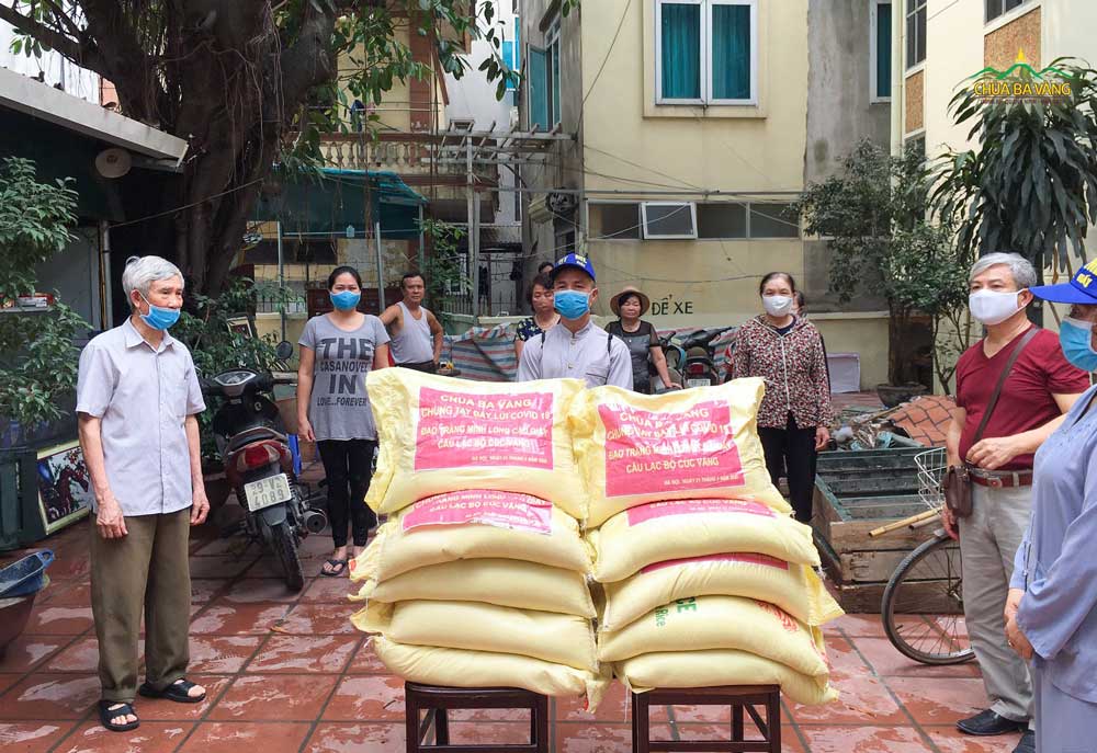 Phật tử đạo tràng Minh Long - Cầu Giấy (Hà Nội) trao tặng gạo tới những hộ gia đình có hoàn cảnh đặc biệt khó khăn trên địa bàn quận Cầu Giấy