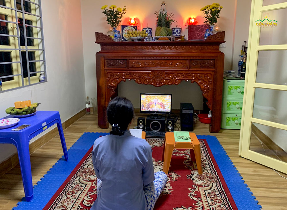 Phật tử ngồi trang nghiêm học Pháp trực tuyến tại nhà